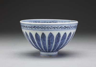 图片[2]-Small bowl with lotus petals in underglaze blue, Ming dynasty, Xuande reign (1426-1435)-China Archive